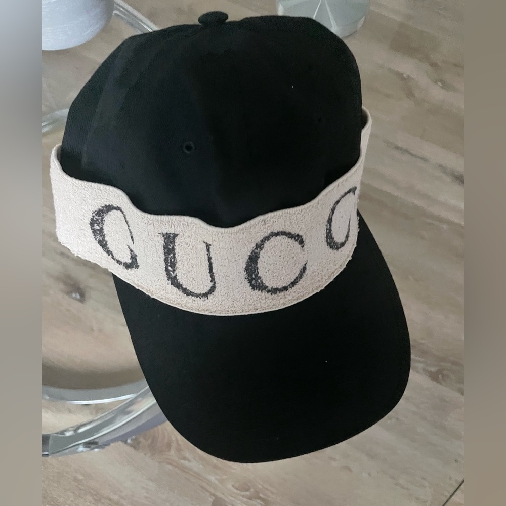 Gucci baseball hat! Add to any outfit. Medium size